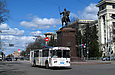 ЗИУ-682Г-016(012) #870 18-го маршрута поворачивает с проспекта Ленина на проспект Правды