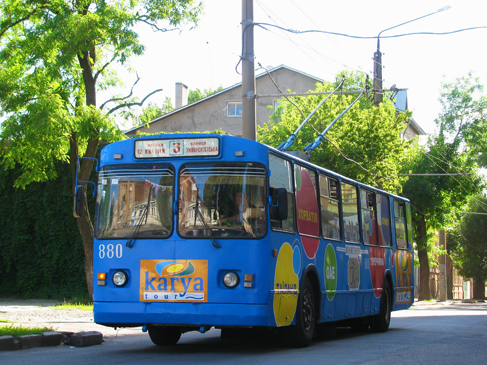 ЗИУ-682 #880 3-го маршрута в Соляниковском переулке перед выездом на улицу Гамарника