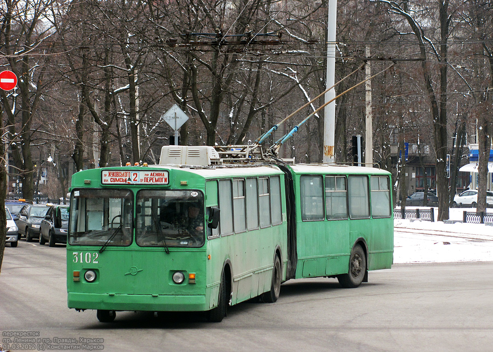 ЗИУ-683Б00 #3102 2-го маршрута поворачивает с проспекта Ленина на проспект Правды