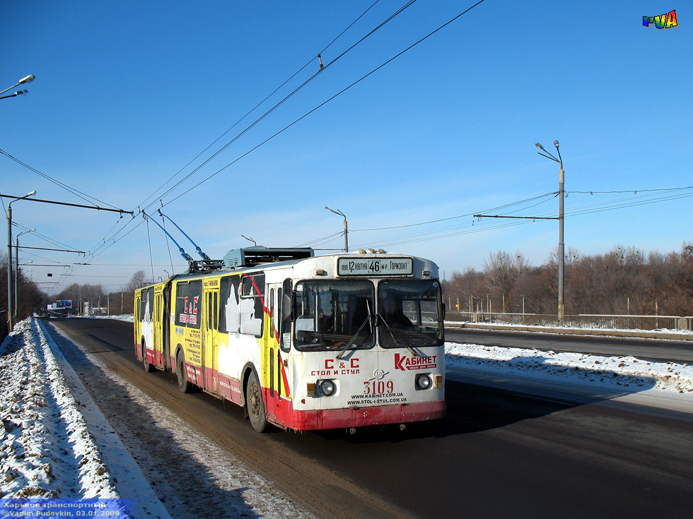 ЗИУ-683В01 #3109 46-го маршрута на Московском проспекте следует по путепроводу через ж/д линию